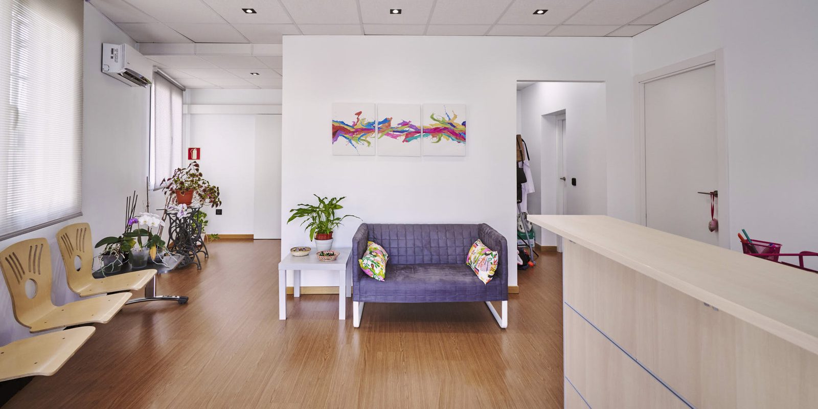 Sala de espera y recepción de Clínica Silos en Arganda del Rey.